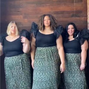 Sugar Lips Boutique Brand Black Knot Top with Puff Sleeves, size 3X